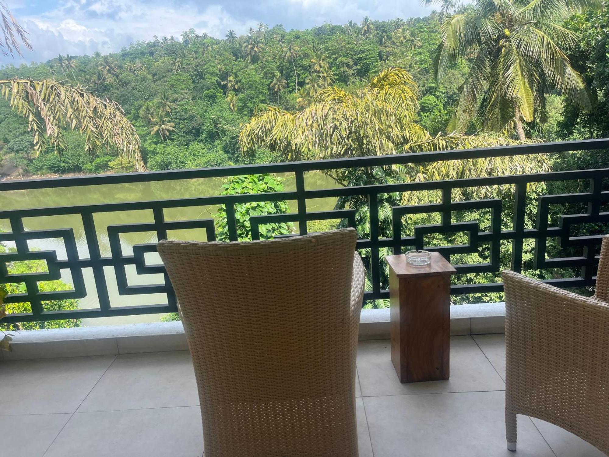 Kandy Rivers Edge Nature Resort Exteriör bild